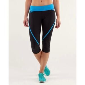 Lululemon Black and Blue Run Pace Crop Capri Leggings Size 6